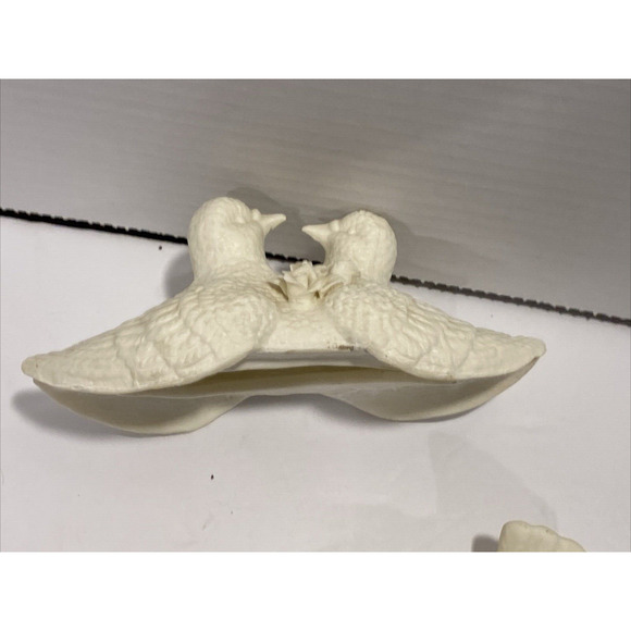 LOVE DOVES WHITE PORCELAIN TRINKET BOX, Birds, Knick Knacks - Picture 7 of 9
